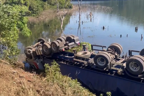 Motorista é resgatado após caminhão cair em córrego às margens da BR-060