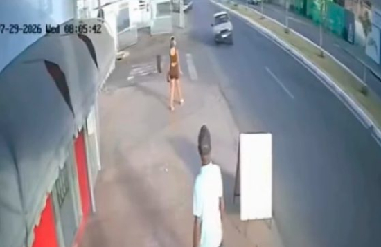 Roda de carro se solta, atravessa avenida e quase atinge pedestres em Aragarças