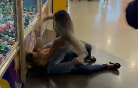 Briga entre mulheres é registrada na entrada de shopping e chama atenção de clientes