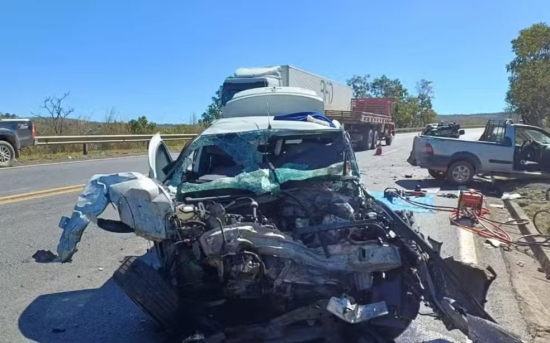 Irmãos de 1 e 9 anos morrem após caminhão invadir contramão e atingir carro da família