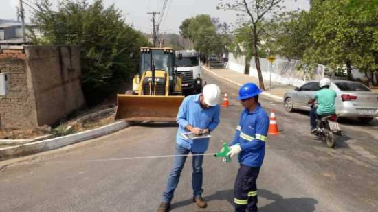 Obras de ampliação da rede de esgoto provocam interdições temporárias no bairro Abel Lira em Barra do Garças