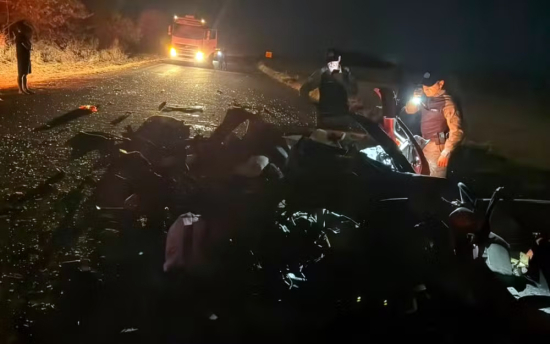 Acidente entre carro e caminhão deixa quatro mortos, incluindo duas crianças, em rodovia de Goiás