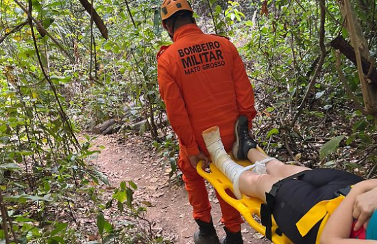 Mulher fratura a perna durante trilha e é resgatada pelo Corpo de Bombeiros