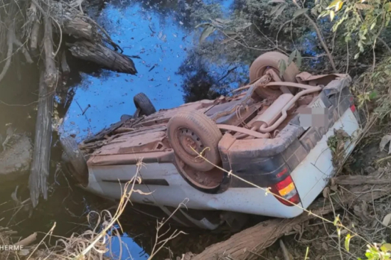 Idosos ficam feridos após caminhonete cair de ponte em estrada rural de Formosa