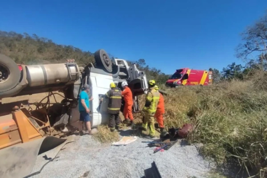 Motorista morre esmagado após carreta bitrem carregada com brita tombar na GO-213