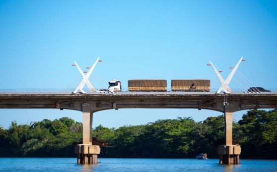 Policial salva homem que ameaçava se jogar de ponte em Barra do Garças