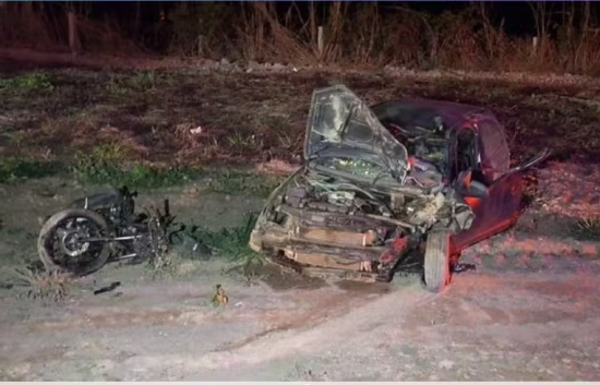 Carreta invade pista contrária, atinge moto e carro e mata motociclista na BR-163
