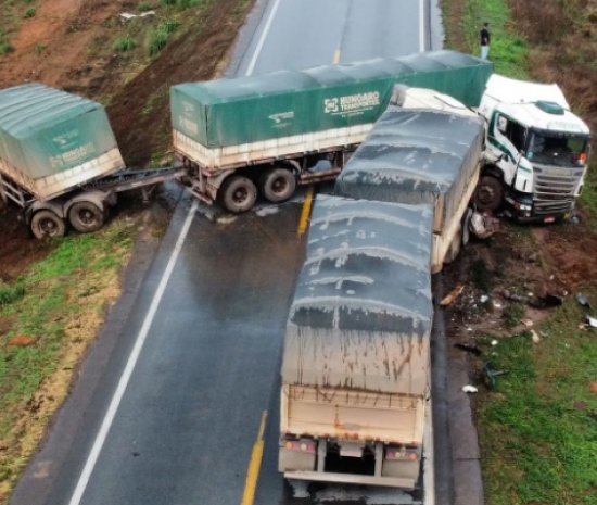 Duas carretas se envolvem em acidente na BR-163 em Nova Mutum (MT)