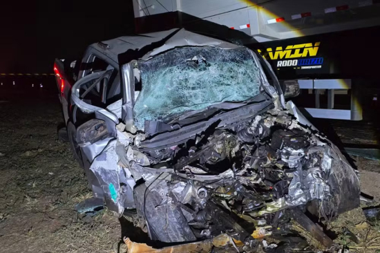 Motorista de 28 anos morre após caminhonete bater de frente com carreta na BR-070