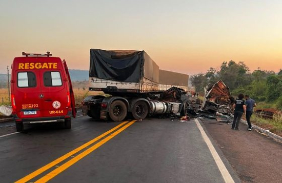 Colisão entre caminhões deixa três mortos e um ferido na BR-158 em Confresa
