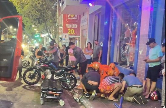 Duas jovens ficam feridas em acidente entre carro e moto no Centro de Barra do Garças