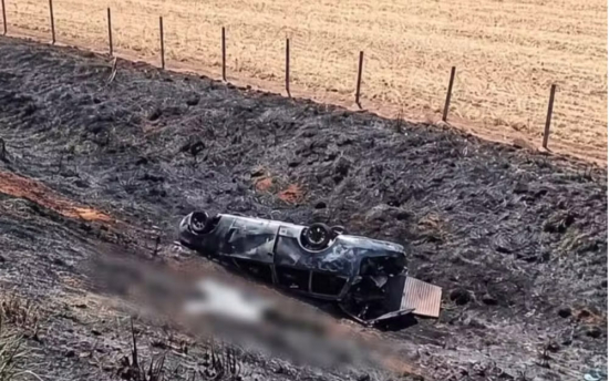 Três pessoas morrem após carro capotar e pegar fogo
