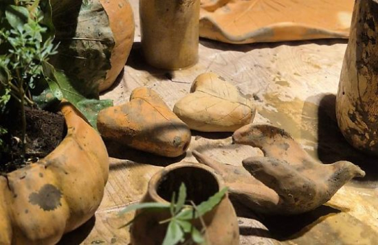 “Nascida do Barro” leva memória e ancestralidade ao palco em Barra Do Garças