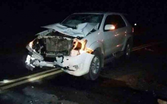 Hilux tem a frente destruída após colisão com cavalos na BR-158 em Vila Rica