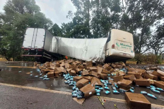 Acidente entre ônibus e caminhão deixa dois mortos e 17 feridos na BR-040