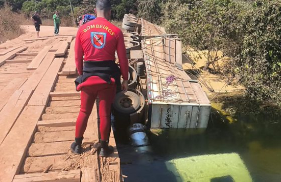 Bombeiros resgatam corpo de motorista após caminhão cair no Rio Mira-sol