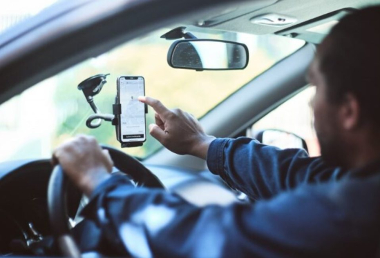 Motoristas de aplicativo não podem adesivar carro nem pedir voto a passageiros durante corrida