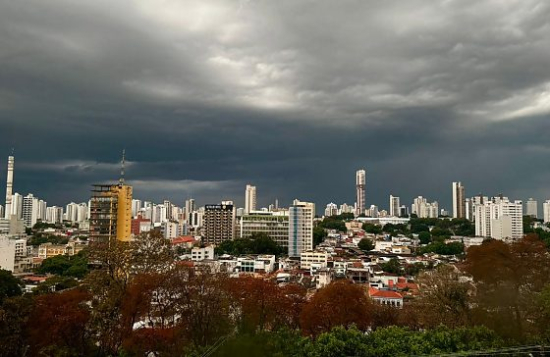 Frente fria e calor intenso mudam tempo em MT nesta semana; Energisa alerta para raios e ventos de até 90 km/h