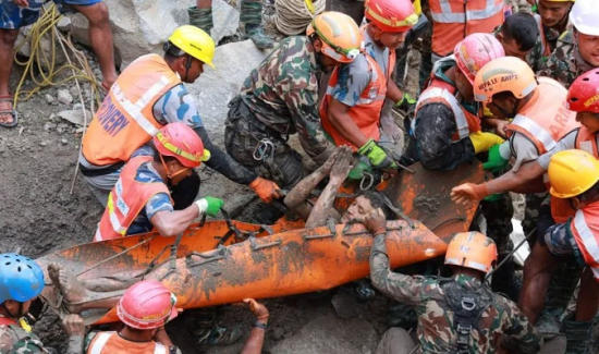 Dois trabalhadores são resgatados vivos nove dias após avalanche no Nepal