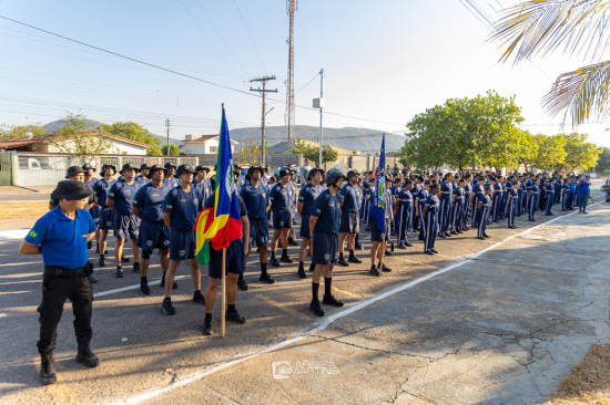 Semana da Pátria reúne estudantes em cerimônia de hasteamento das bandeiras em Aragarças
