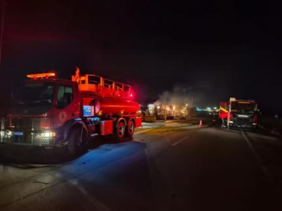 Carreta carregada com algodão pega fogo após tombar na BR-364