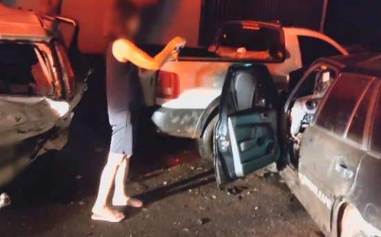 Motorista bate em três carros, derruba poste e deixa bairro sem energia