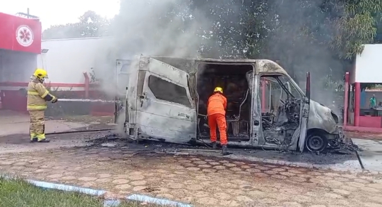 Incêndio em ambulância mobiliza Bombeiros no pátio do SAMU de Aragarças