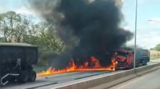 Batida entre carretas provoca princípio de incêndio e derrama três toneladas de adubo na BR-070
