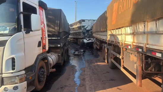 Motorista morre em engavetamento envolvendo quatro carretas na BR-163