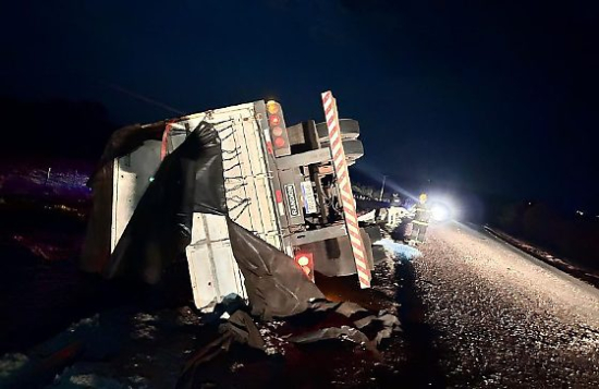 Motorista morre após carreta tombar na BR-070 sentido Barra do Garças