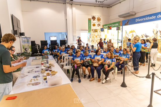 Primeira-dama Raqueline Galvão acompanha palestra educativa para idosos do Projeto Viver Bem no MuHNA da UFMT