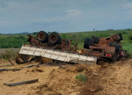 Caminhão com 37,4 toneladas de soja tomba e deixa motorista ferido na MT-344