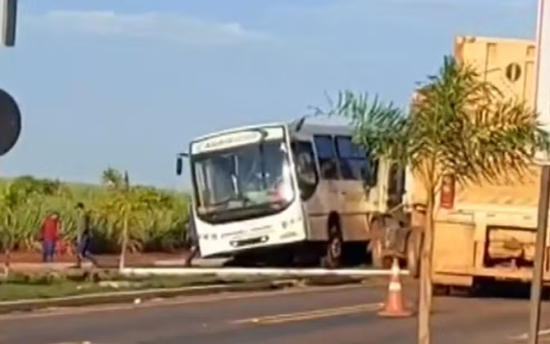 Ônibus com 25 passageiros bate em caminhão e deixa sete feridos em Goiás