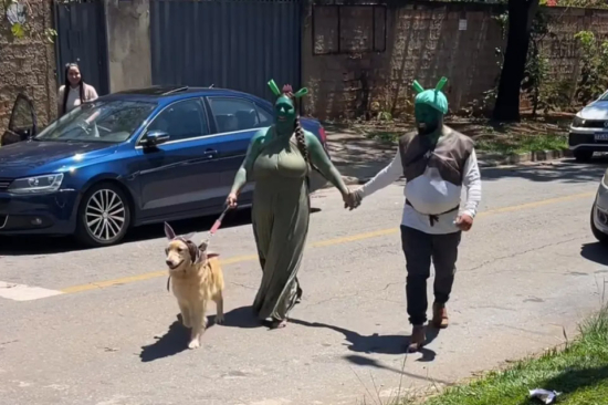 Pais se fantasiam de Shrek e Fiona para buscar filha na escola em Goiás
