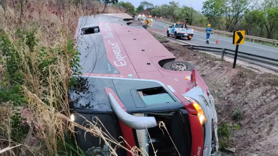 Ônibus de viagem tomba em curva e deixa dois passageiros feridos