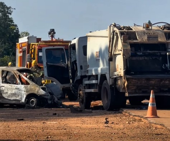 Motorista morre carbonizado após carro bater em caminhão de lixo e pegar fogo na BR-158