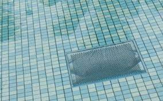 Menina de 11 anos tem cabelo sugado por ralo da piscina e é internada na UTI
