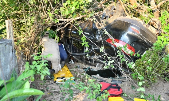 Carro com dois adultos e uma criança de três anos capota na Rodovia do Peixe