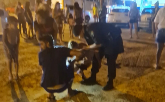 PMs ajudam a salvar bebê que se engasgou com semente de laranja em Aparecida de Goiânia