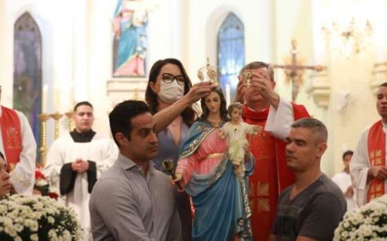 Primeira-dama de MT retoma atividades na Unidade de Apoio à Família e participa de missa