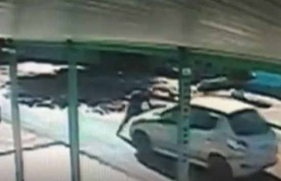 Após acidente, motorista se revolta e tenta atropelar de propósito condutor de van dos Correios