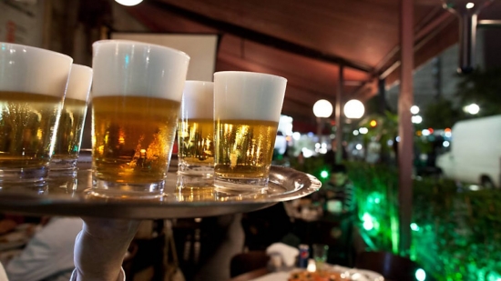 Quase metade do setor de bares e restaurantes já planeja ampliar quadro de funcionários neste ano