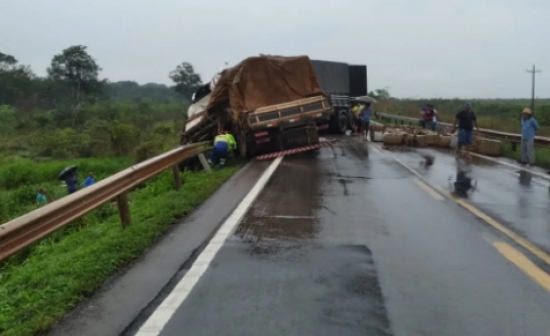 Motorista morre em acidente entre dois caminhões na BR-163
