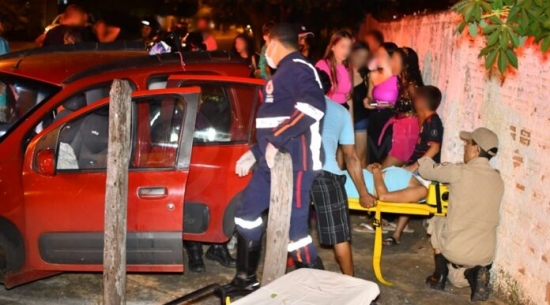 Motorista de caminhonete bate em 4 carros, foge e é preso pela PM