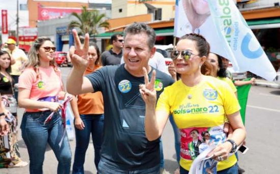 Ao lado de Mauro, Virginia participa de “adesivaço” pró-Bolsonaro