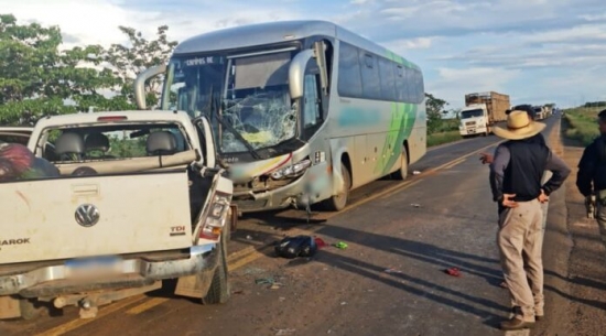 Duas pessoas morrem em acidente entre caminhonete e ônibus 