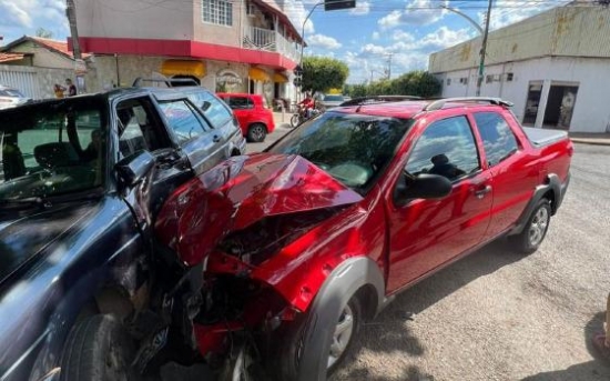 Vídeo mostra colisão entre carros em cruzamento no Centro de Barra do Garças