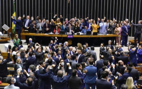 Deputados aprovam projeto que cria piso salarial da enfermagem