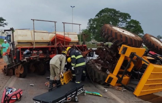 Acidente entre carro, caminhão e trator deixa duas pessoas feridas na GO-070
