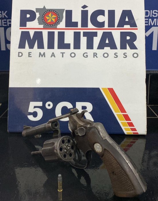 DURANTE CONFRATERNIZAÇÃO, AMIGOS SE AGRIDEM ACIONAM A PM E UM DELES É DETIDO EM POSSE DE ARMA DE FOGO